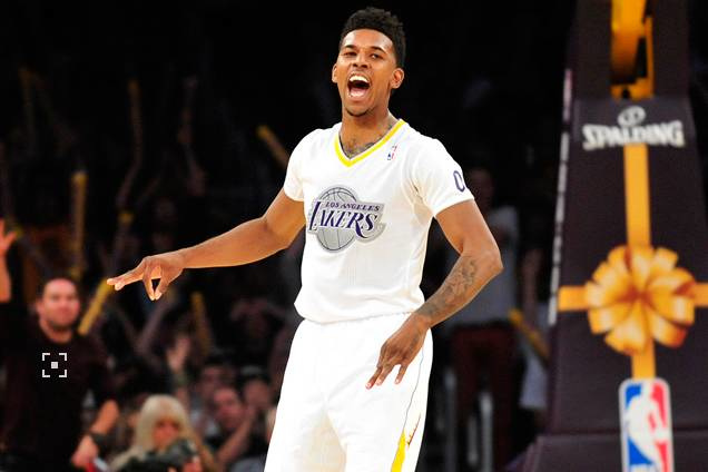 血性！韩国队球员挑衅拜合拉木，王博豪为队友出头撞倒挑事者（硬气！韩国队员挑衅拜合拉木，王博豪挺身而出撞倒挑衅者）