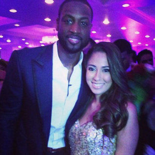 心情真不错！威少赛后戴墨镜参加发布会 貌似还带着一副双节棍（心情大好！威少赛后戴墨镜亮相发布会 疑似携带双节棍）