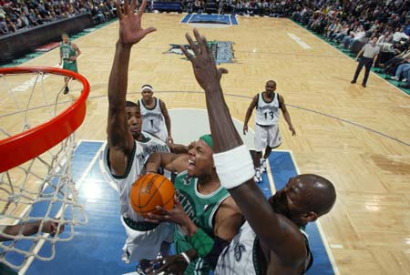 封神！62岁穆帅2射正绞杀64%控球，皇马决定欧冠生死？（62岁穆帅神级逆袭：2次射正克制64%控球，皇马将左右欧冠生死？）