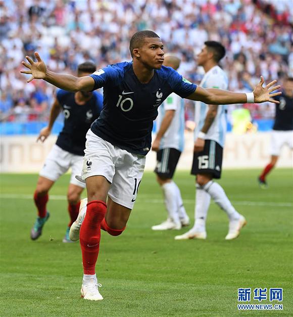 理性追星，新鹏城vs成都赛后有球迷跳下看台与韦世豪合影（理性追星：新鹏城对成都赛后球迷翻越看台与韦世豪合影）