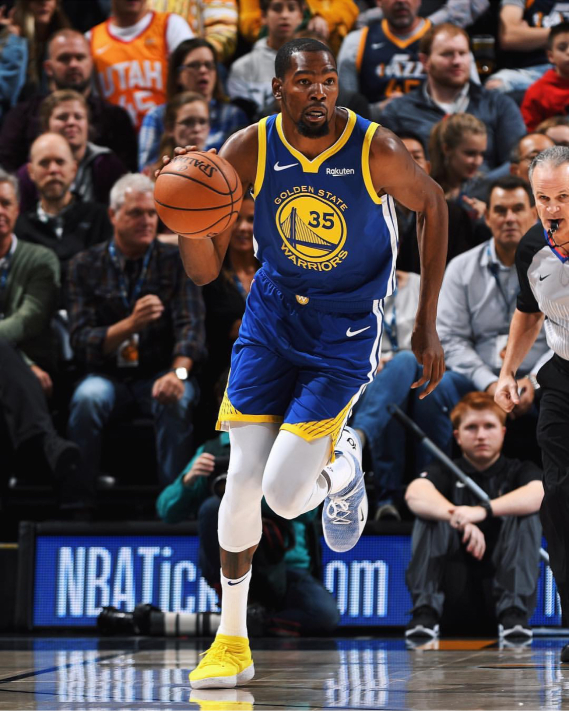 官方：浓眉因腹股沟痉挛退出圣诞大战，离场前3分3板1断2帽（官宣：浓眉因腹股沟痉挛提前退赛，圣诞大战离场时数据为3分3篮板1抢断2盖帽）