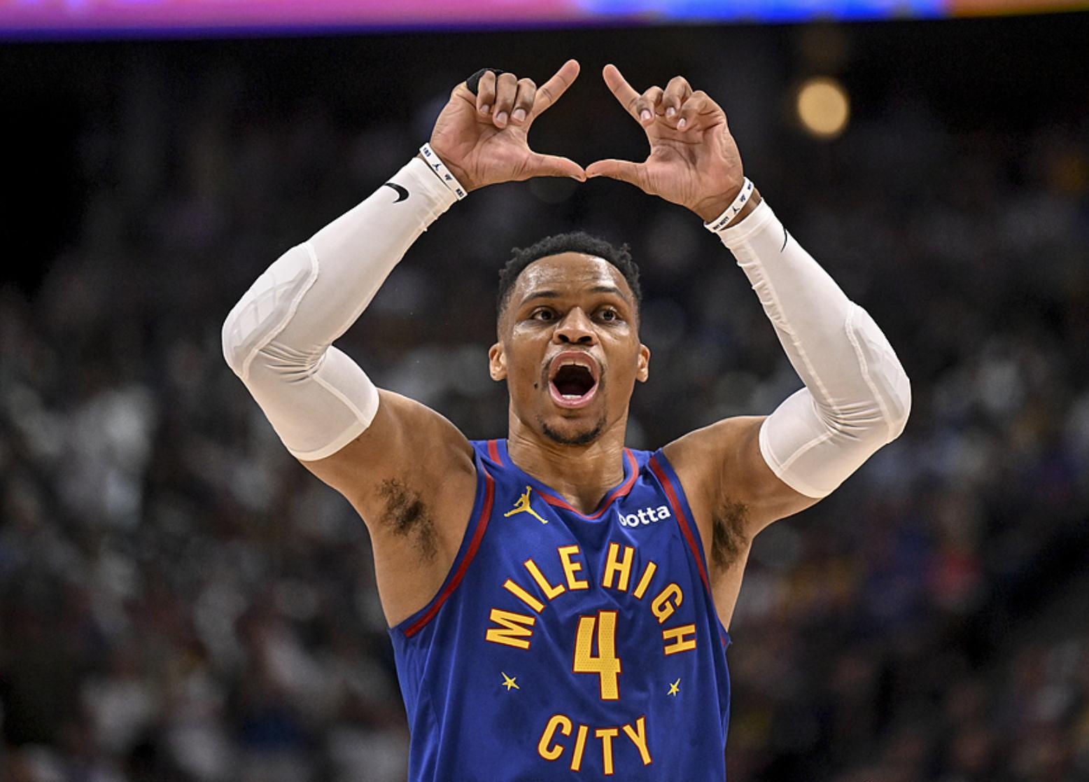 足球英超球队高薪续约门将，球迷满意（英超队豪薪续签主力门将，球迷齐声点赞）