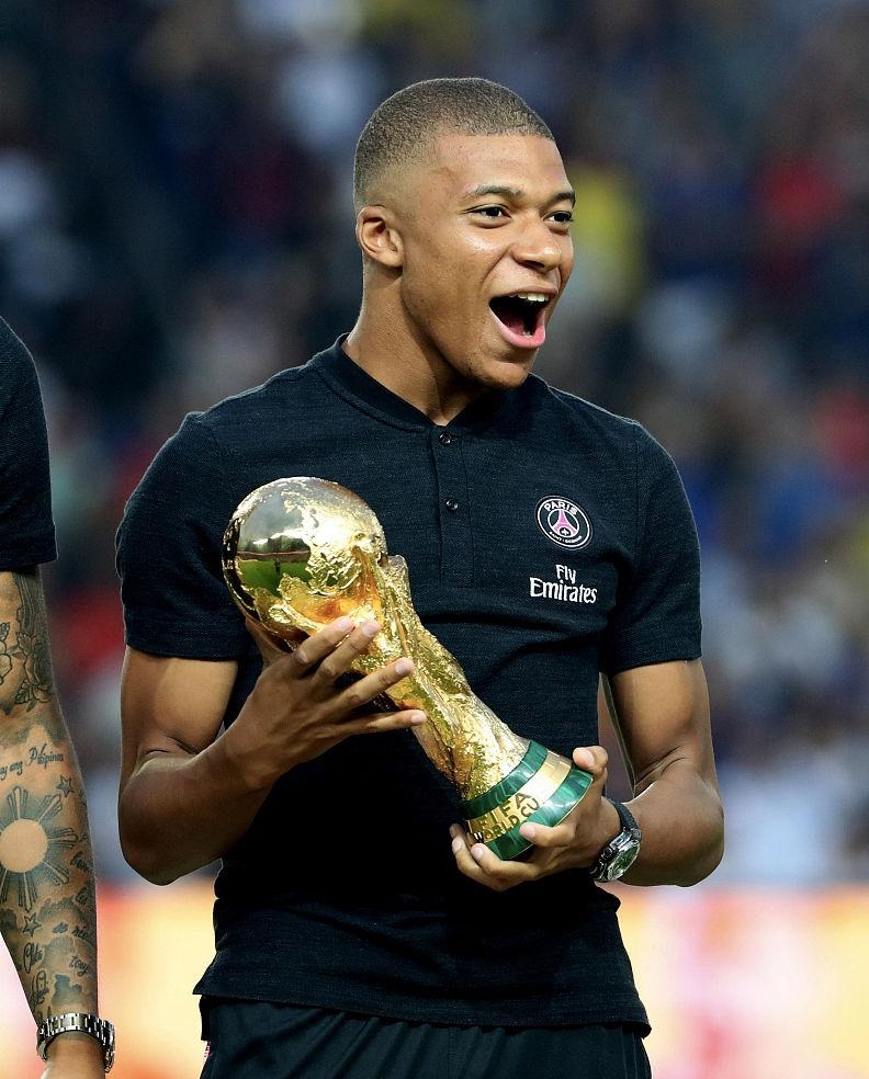 格拉斯纳：拉克鲁瓦会没事的，在六万人面前罚点球并不轻松（格拉斯纳称拉克鲁瓦无碍：六万观众面前主罚点球并不容易）