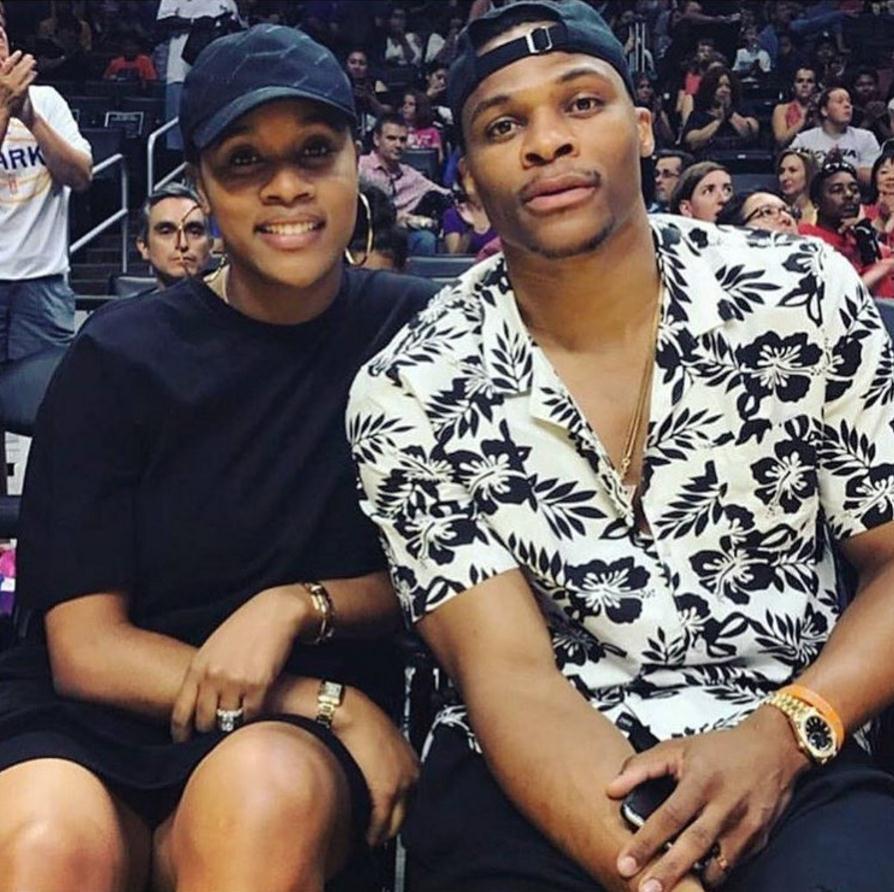 约基奇半场爆发，展现全能实力（约基奇半场发力，全能身手尽显）