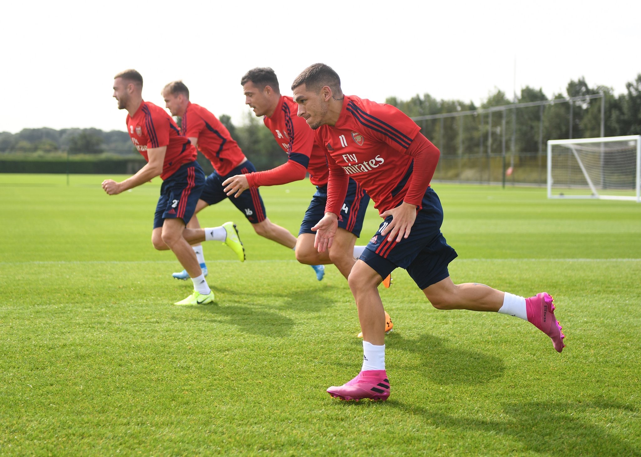 张家齐对陈芋汐的坚守满眼敬佩！她也挣扎过一段时间，挺心疼的（张家齐对陈芋汐的坚定守护令人敬佩，她也曾经历一段挣扎，叫人心疼）