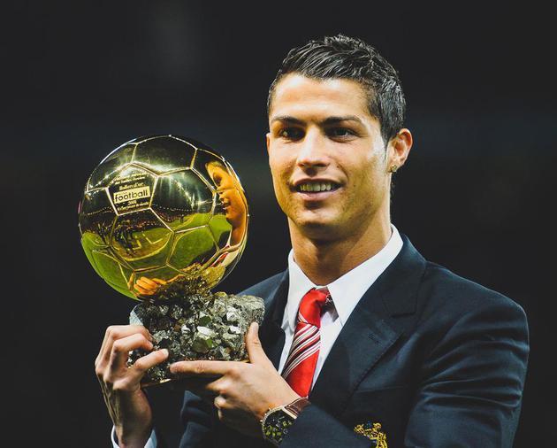 张家齐对陈芋汐的坚守满眼敬佩！她也挣扎过一段时间，挺心疼的（张家齐对陈芋汐的坚定守护令人敬佩，她也曾经历一段挣扎，叫人心疼）