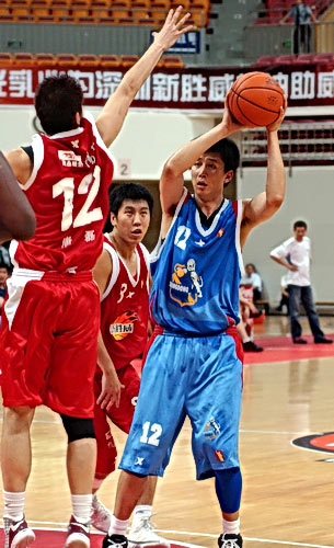 状态不错！江苏外援亨特替补13中7轰15分6板（手感在线！江苏外援亨特替补出战13投7中，砍下15分6板）