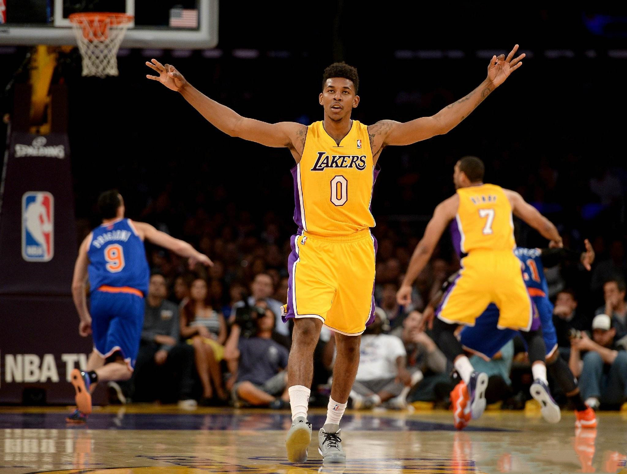 湖人12月战绩下滑：月初15胜4负，现仅4胜6负（湖人12月陷入低潮：从月初15胜4负跌至4胜6负）