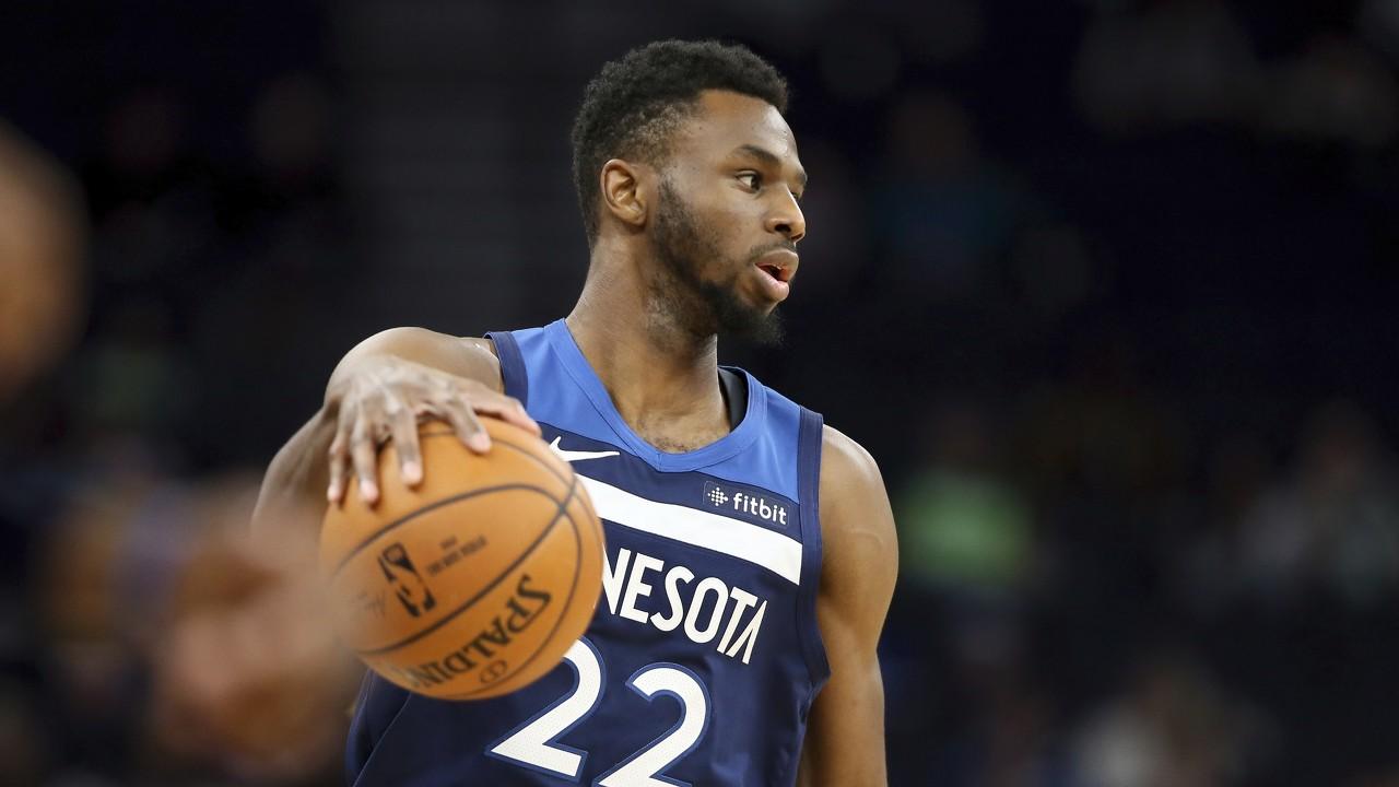 老詹40周岁343天，仍能主宰比赛，中远投连拿10分诠释何为技术（40岁343天的詹姆斯依旧掌控赛场，中远投连得10分尽显精湛技艺）