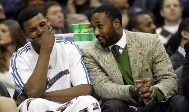 绝境见英雄！杜兰特一投一传火箭领先到22分 湖人彪哥斯玛特连轰7分（危局见真英雄：杜兰特投传齐发助火箭领先22分，湖人彪哥斯玛特连砍7分）