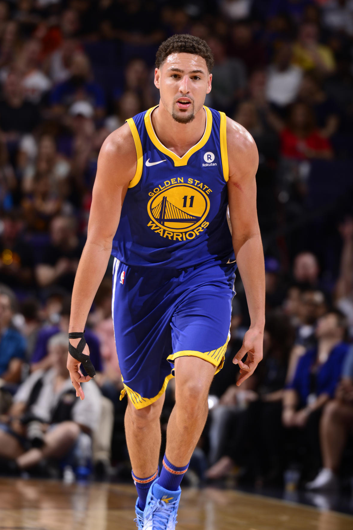 被赠送云达不莱梅印有8号的球衣，克罗斯：这是合同报价吗（获赠云达不莱梅8号战袍，克罗斯调侃：这算报价吗？）