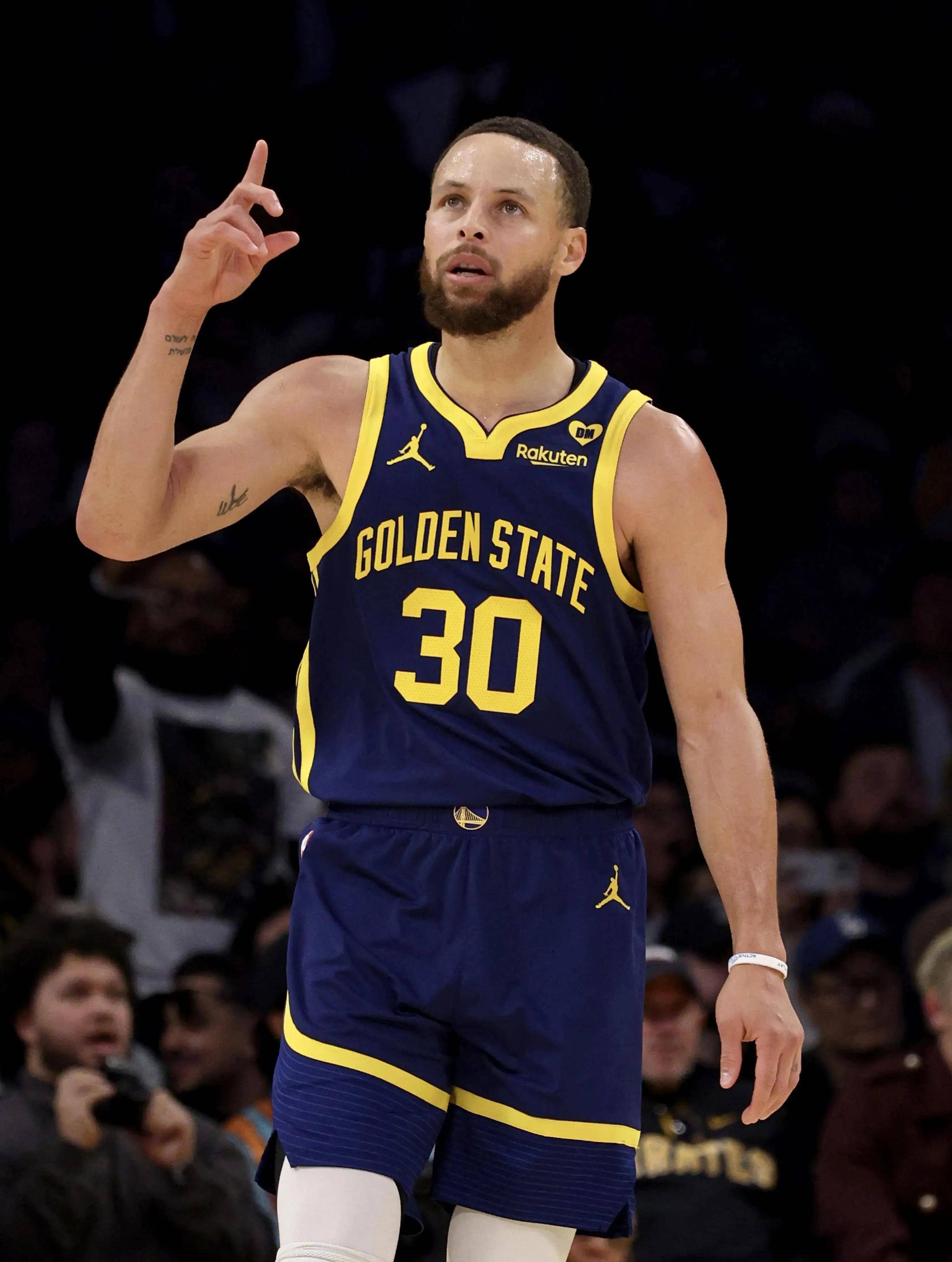 诺伊尔送礼+凯恩隐身！阿森纳3-1拜仁揭秘：欧冠5连胜靠的真是玄学？（诺伊尔失误送礼+凯恩迷失！阿森纳3-1拜仁背后：欧冠五连胜真靠玄学？）